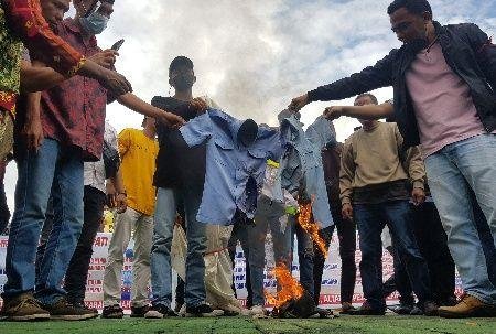 Honorer Meranti Bakar Baju Saat Demo di Kantor Bupati