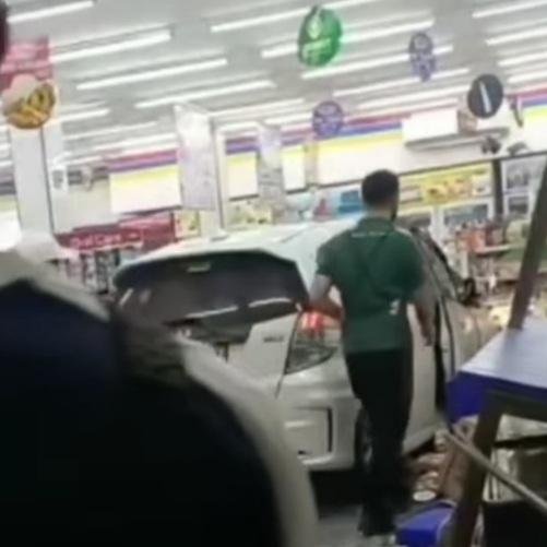 Karena Faktor Kaget, Kakek 59 Tahun di Pekanbaru Tabrak Toko Indomaret
