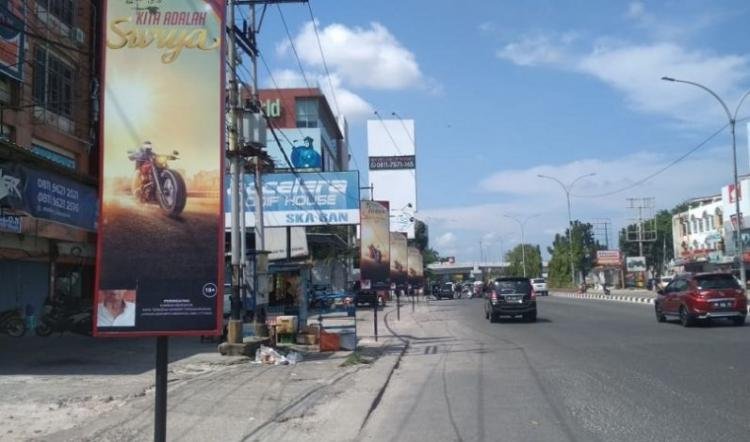 Iklan Rokok Tersusun di Sepanjang Jalan Tuanku Tambusai Pekanbaru