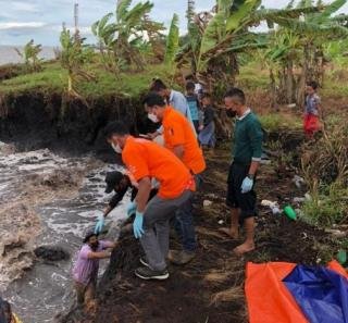 Warga Tanah Merah Temukan Mayat Tanpa Kaki Mengapung di Laut Meranti