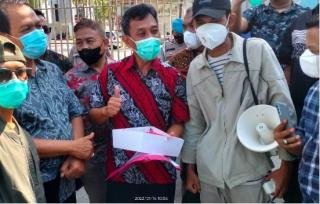 Aliansi Mahasiswa Peduli UIN Suska Riau Bawa Kue Ultah Ke 2 Tahun Kasus Dugaan Korupsi Rp 42 Miliar di Kejati