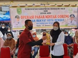 Bupati Gandeng Asian Agri di Inhu Distribusikan 50 Ribu Liter Lewat Operasi Pasar