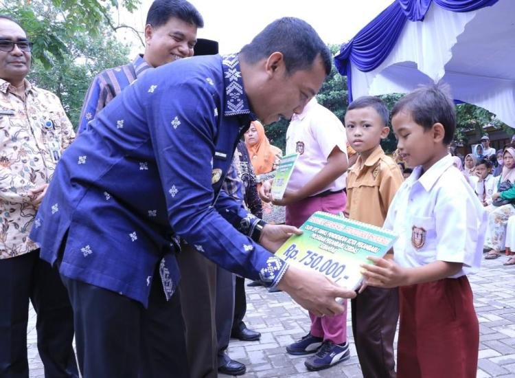 Pj Wali Kota Salurkan Zakat Profesi Guru dan ASN Disdik kepada 2.229 Pelajar Miskin