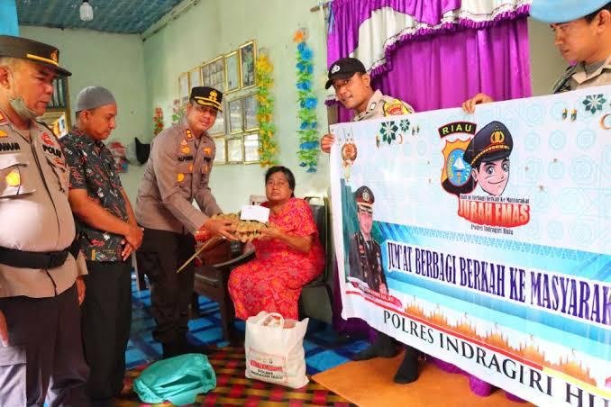 Program Jubah Emas, Polres Inhu Berbagi di Rantau Mapesai
