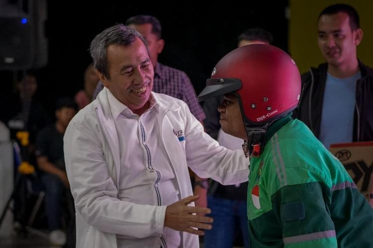 Nobar Final Piala Dunia Bareng Gubri Syamsuar, Supir Ojol Dapat Hadiah Helm