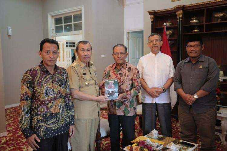 ICMI Riau Serahkan Buku Pemikiran Tokoh Cendekiawan Kepada Gubri Syamsuar