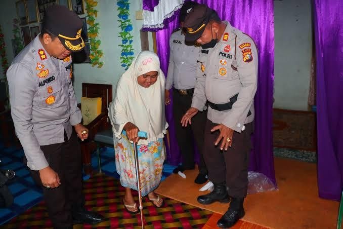 Bantu Tongkat, Kapolres Inhu Beri Semangat Untuk Nurmala Agar Bisa Berjalan