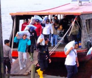 Pemkab Meranti Kembali Serahkan Bantuan Bagi Warga Terdampak Banjir di Rangsang Barat