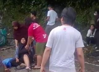 Bus Rombongan Mahasiswa Universitas Riau Terbalik di Sumbar