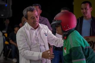 Nobar Final Piala Dunia Bareng Gubri Syamsuar, Supir Ojol Dapat Hadiah Helm