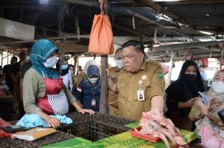 Sidak Pasar dan Distributor, Sekdaprov Riau Pastikan Sembako Aman