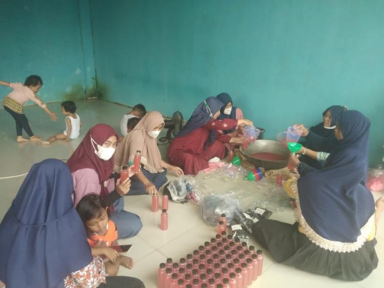Distankan Pekanbaru Dampingi Poktan Membuat Olahan Semangka