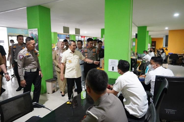 Sidak Pelayanan Samsat Pekanbaru Kota, Gubri: Sudah Lebih Baik