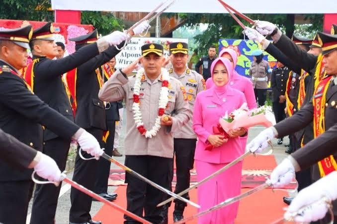 Pencak Silat dan Pedang Pora Warnai Sertijab Kapolres Inhu
