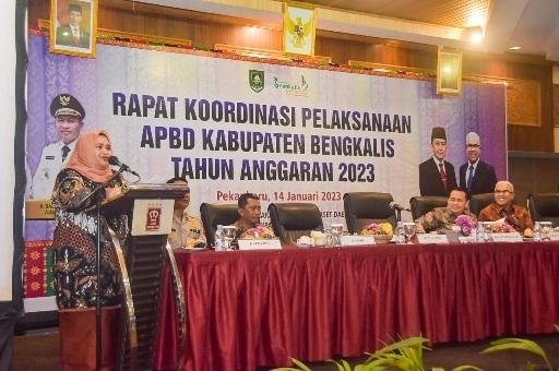 Rakor Pelaksanaan APBD 2023, Bupati Kasmarni Serahkan DPA ke SKPD