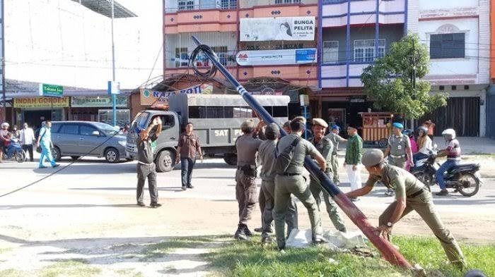 Respon Keluhan Warga, Pemko Pekanbaru Tertibkan Tiang Kabel Optik