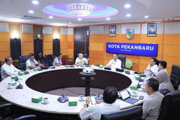 Pemko Pekanbaru Siapkan Payung Hukum Dalam Penertiban Tiang Fiber Optik