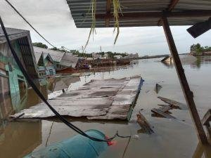 Dampak Banjir Rob, Rumah Warga di Inhil Longsor Hingga Roboh