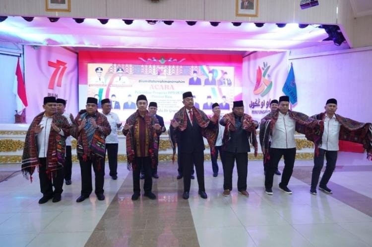 Hadiri pelantikan IKANAS, Gubernur Syamsuar dan Wakil Gubernur Edy Nasution Kompak Menari Manortor Raja