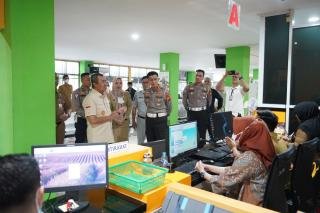 Mendadak! Gubernur Riau Cek Kantor Pelayanan Samsat Pekanbaru Kota