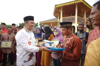 Kunker di Inhu, Gubri Syamsuar Serahkan Bantuan Kapal Nelayan