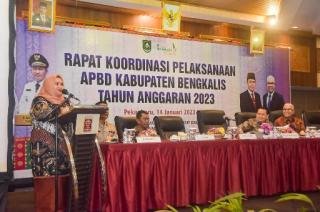 Rakor Pelaksanaan APBD 2023, Bupati Kasmarni Serahkan DPA ke SKPD