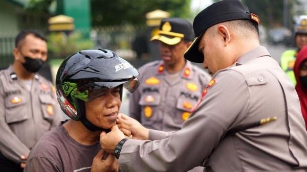 Tak Pakai Helm, Pengendara Motor Diajak Kapolresta Pekanbaru Main Tebak-tebakan