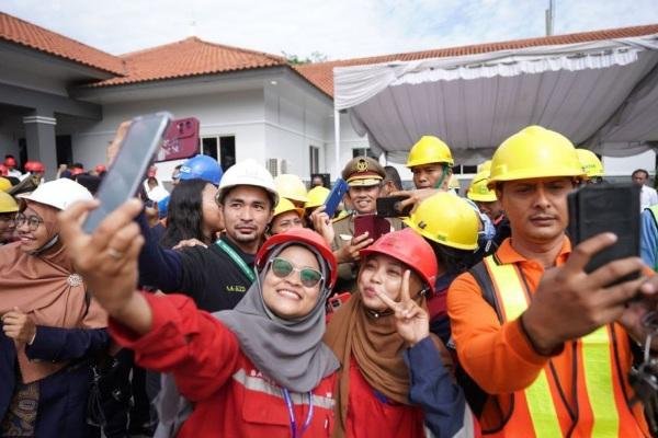 Begini Momen Seru Gubernur Syamsuar Bersama Pekerja pada Momen Bulan K3