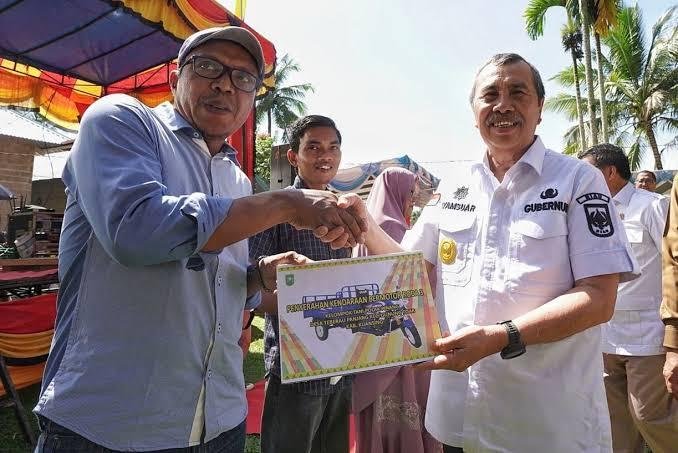 Gubri Syamsuar Serahkan Bantuan Kepada Kelompok Tani di Kuansing