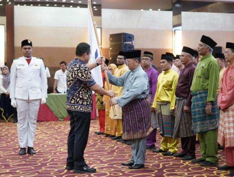 Resmi Dikukuhkan, Gubri Syamsuar ajak IKA UII Riau Bangun Daerah