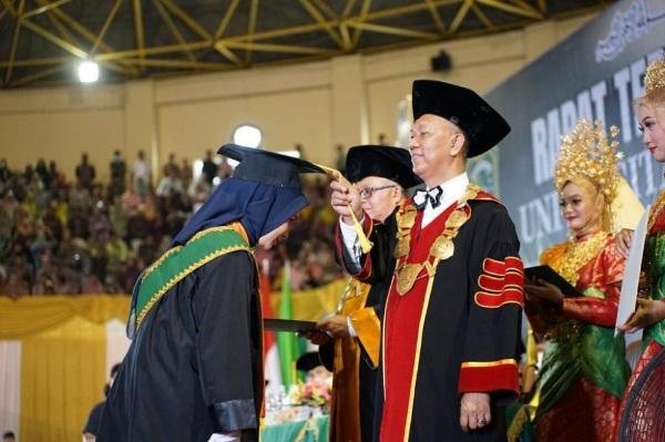 UIR Wisuda 1.747 Mahasiswa, Delni Afrita Pemuncak Universitas