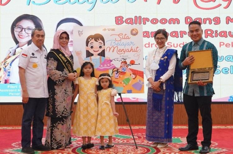 Buku Pertama Karya Bunda Literasi Riau Hj Misnarni Syamsuar Diluncurkan