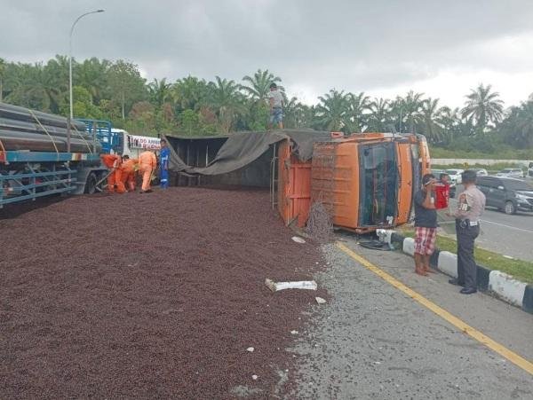 Ini Penjelasan Polisi Terkait Insiden Truk Terguling di Pintu Tol Pekanbaru-Dumai