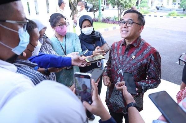 Azwar Anas Diperintah Jokowi Bereskan Masalah Karyawan Honorer