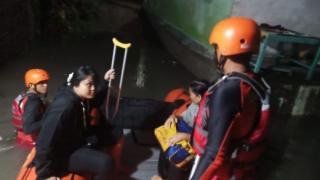 Banjir 2 Meter di Kelurahan Marpoyan, Basarnas Evakuasi Bayi 3 Bulan