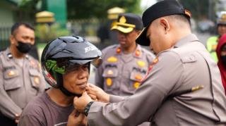 Tak Pakai Helm, Pengendara Motor Diajak Kapolresta Pekanbaru Main Tebak-tebakan