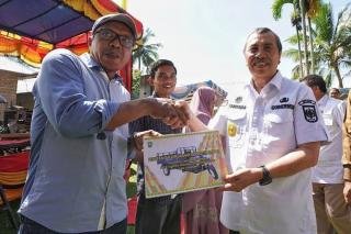 Gubri Syamsuar Serahkan Bantuan Kepada Kelompok Tani di Kuansing