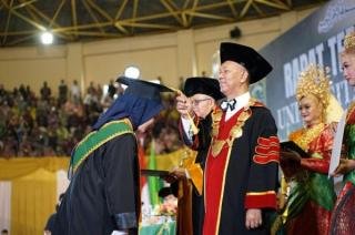 UIR Wisuda 1.747 Mahasiswa, Delni Afrita Pemuncak Universitas