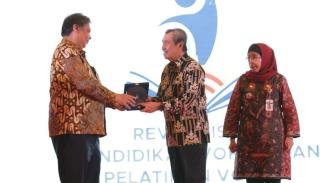 Gubri Syamsuar Didaulat Mewakili Gubernur se-Indonesia Terima Perpres Vokasi