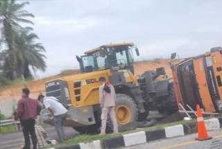 Truk Terguling di Pintu Tol Pekanbaru-Dumai, Arus Pintu Keluar Dialihkan
