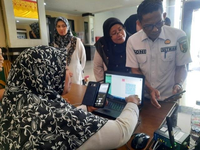 Jemput Bola, Disdukcapil Aktivasi IKD di Gedung DPRD Pekanbaru