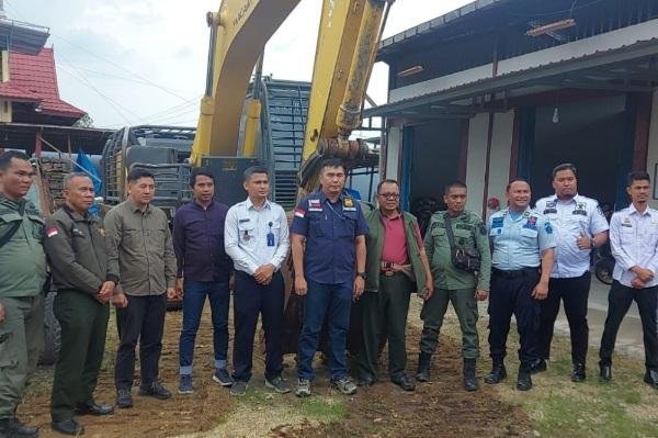 DLHK Provinsi Riau Serahkan Dua Tersangka Perambah Hutan ke Kejari Inhu