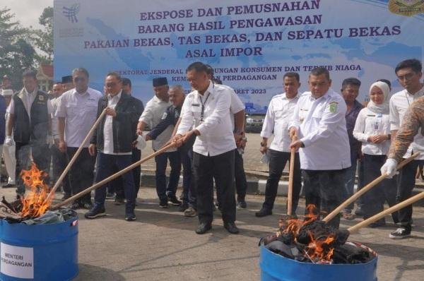 Wagubri Edy Nasution Dampingi Mendag RI Musnahkan 730 Bal Barang Bekas Impor