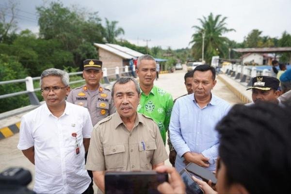 Gubernur Syamsuar Resmikan Jembatan Sei Palis dan Sei Kubu Rokan IV Koto