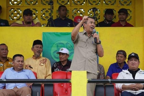 Ini Momen Gubri Syamsuar Nonton Turnamen Sepakbola Piala Gubernur Koempai Super Cup
