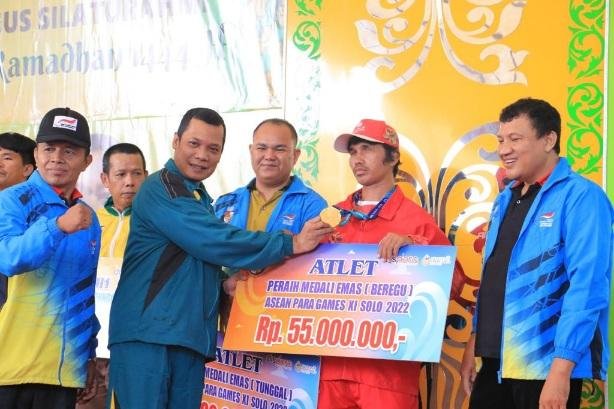 Pj Wali Kota Serahkan Bonus kepada 417 Atlet Berprestasi