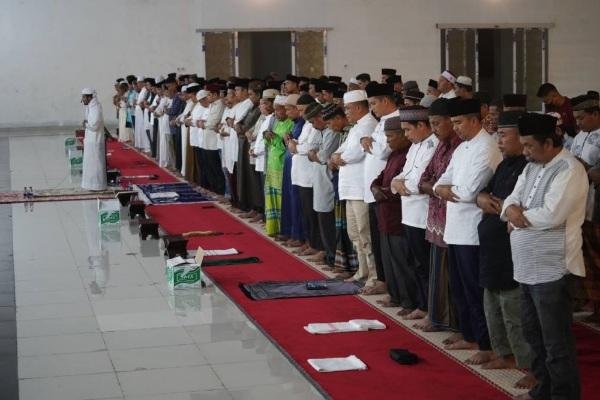 Gubernur dan Wagub Riau Shalat Tarawih di Masjid Raya Nurul Wathan