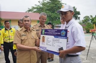 Gubri Syamsuar Luncurkan Kartu Pelajar dan Karpeg Berbasis Uang Elektronik