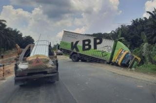 Rem Blong, Truk Hino Seruduk 2 Colt Diesel di Lintas Timur Riau