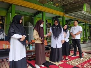 Kadisdukcapil Serahkan KTP Elektronik Pemula Siswi SMA Negeri 9 Kota Pekanbaru